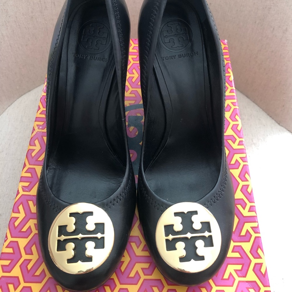 Tory Burch Reva wedge, like new! Box included.